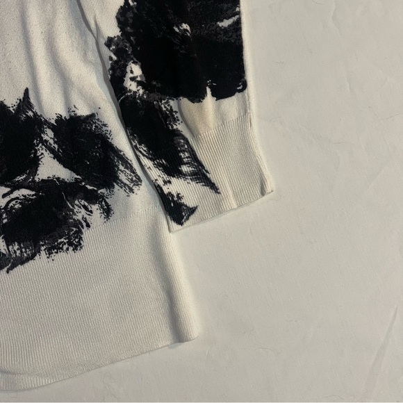 White House Black Market Black and White Artistic Cardigan - Picture 4 of 9